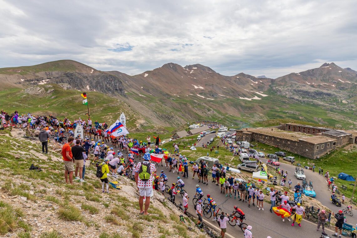 Les coureurs du Tour de France au Col de la Bonette ©AD04/AN