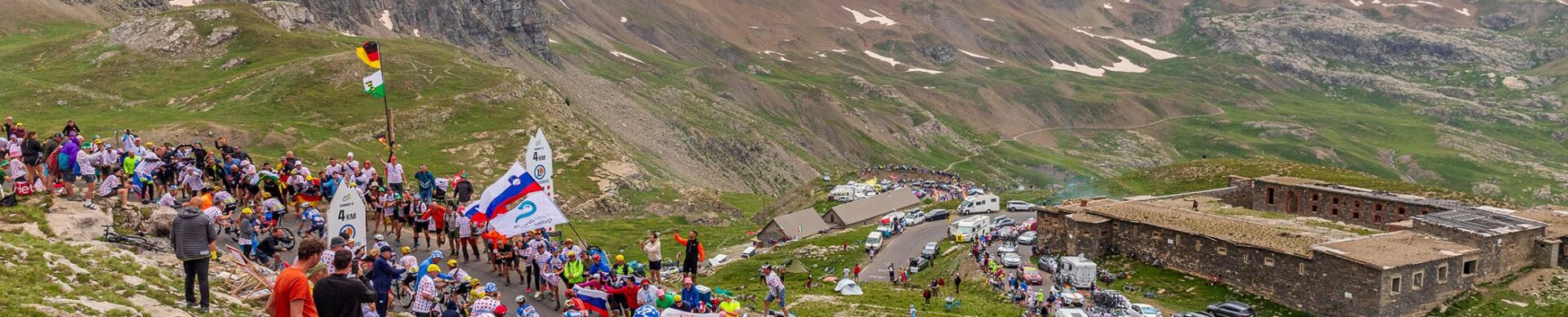 Les coureurs du Tour de France au Col de la Bonette ©AD04/AN