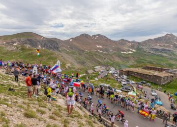 Les coureurs du Tour de France au Col de la Bonette ©AD04/AN