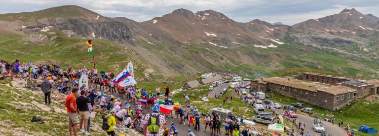 Les coureurs du Tour de France au Col de la Bonette ©AD04/AN