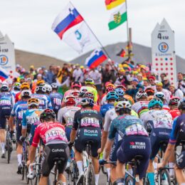 Les coureurs du Tour de France au Col de la Bonette ©AD04/AN