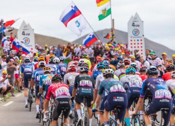 Les coureurs du Tour de France au Col de la Bonette ©AD04/AN