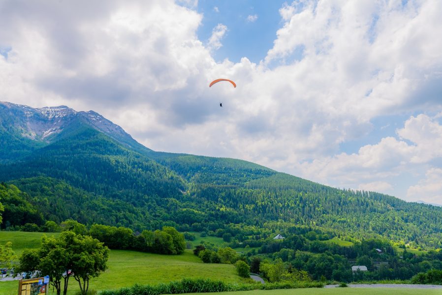 Parapente à Saint-Vincent-les-Forts ©AD04-Teddy Verneuil